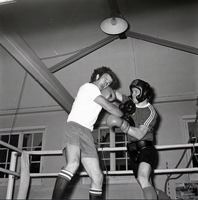 Rudi Koopmans aan het sparren bij B.A.V. Frisia in 1976